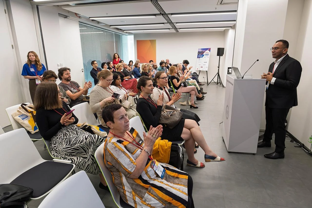 Dr. Vidhyadharan Sivakumar presenting at an international head & neck conference